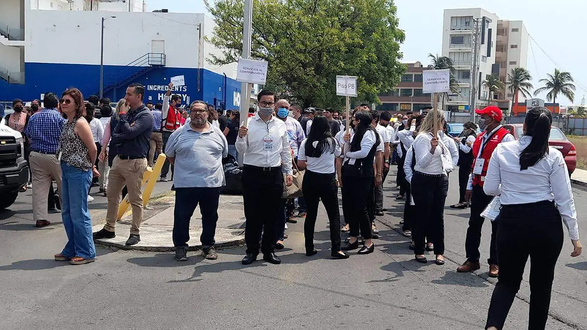 Trabajadores del SAT participan en simulacro en Boca del Río